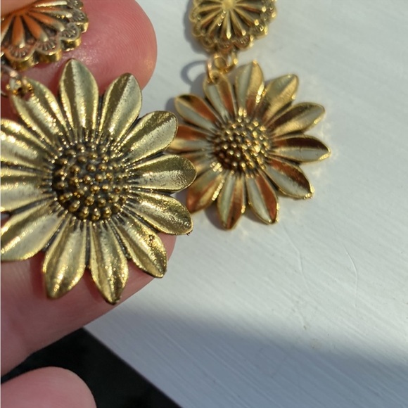 Vintage Sunflower Design Dangle Pierced
Earrings Gold Tone Zinc Alloy NWOT - Picture 7 of 10